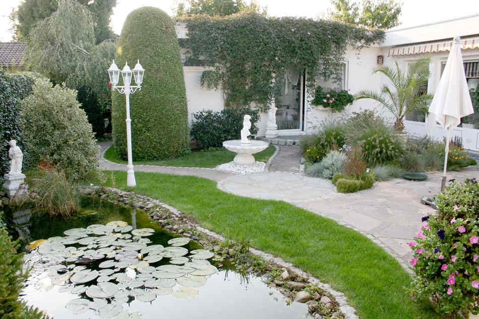 Gartenteich mit Seerosen