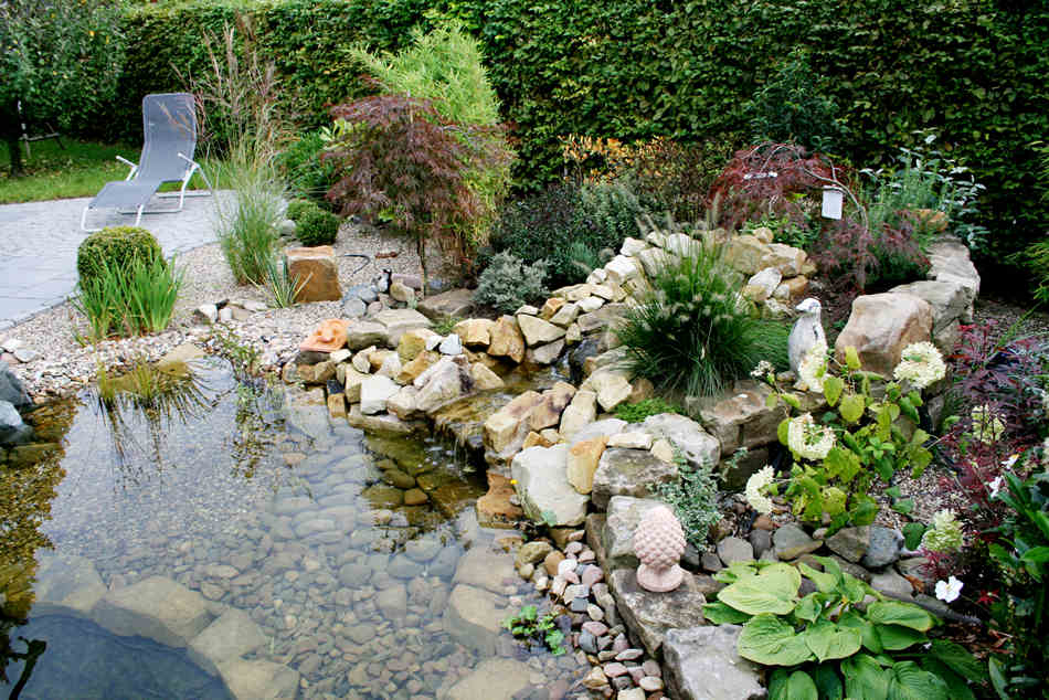 Gartenteich mit Natursteinen