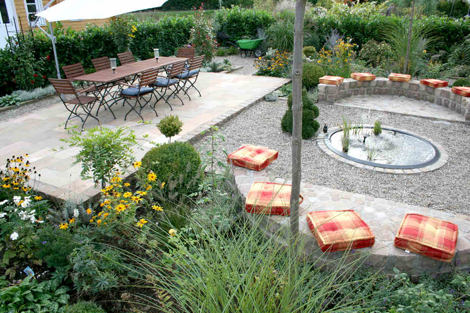 Terrassenpflasterung mit Gartenteich