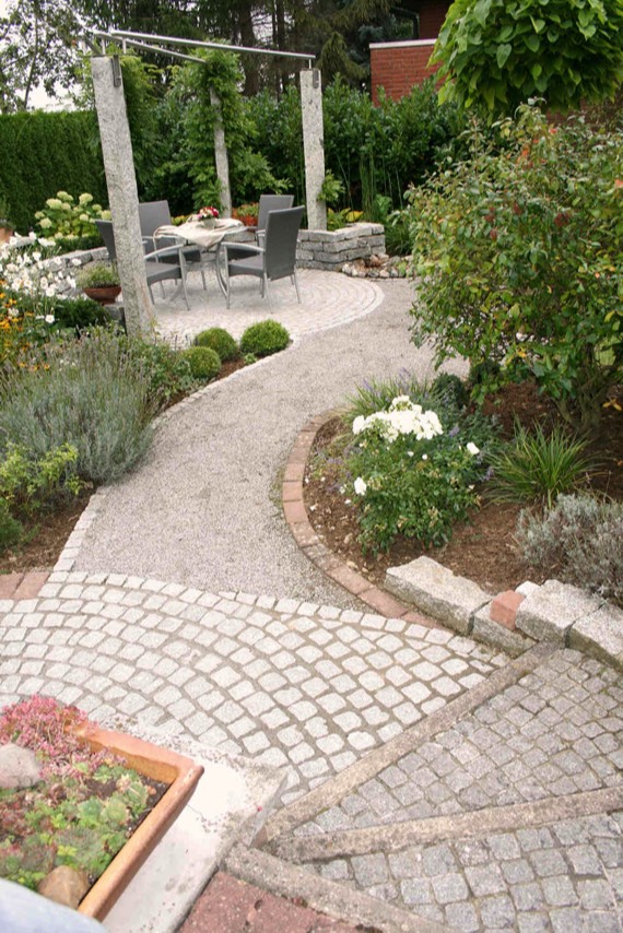 Weg zur Gartensitzecke